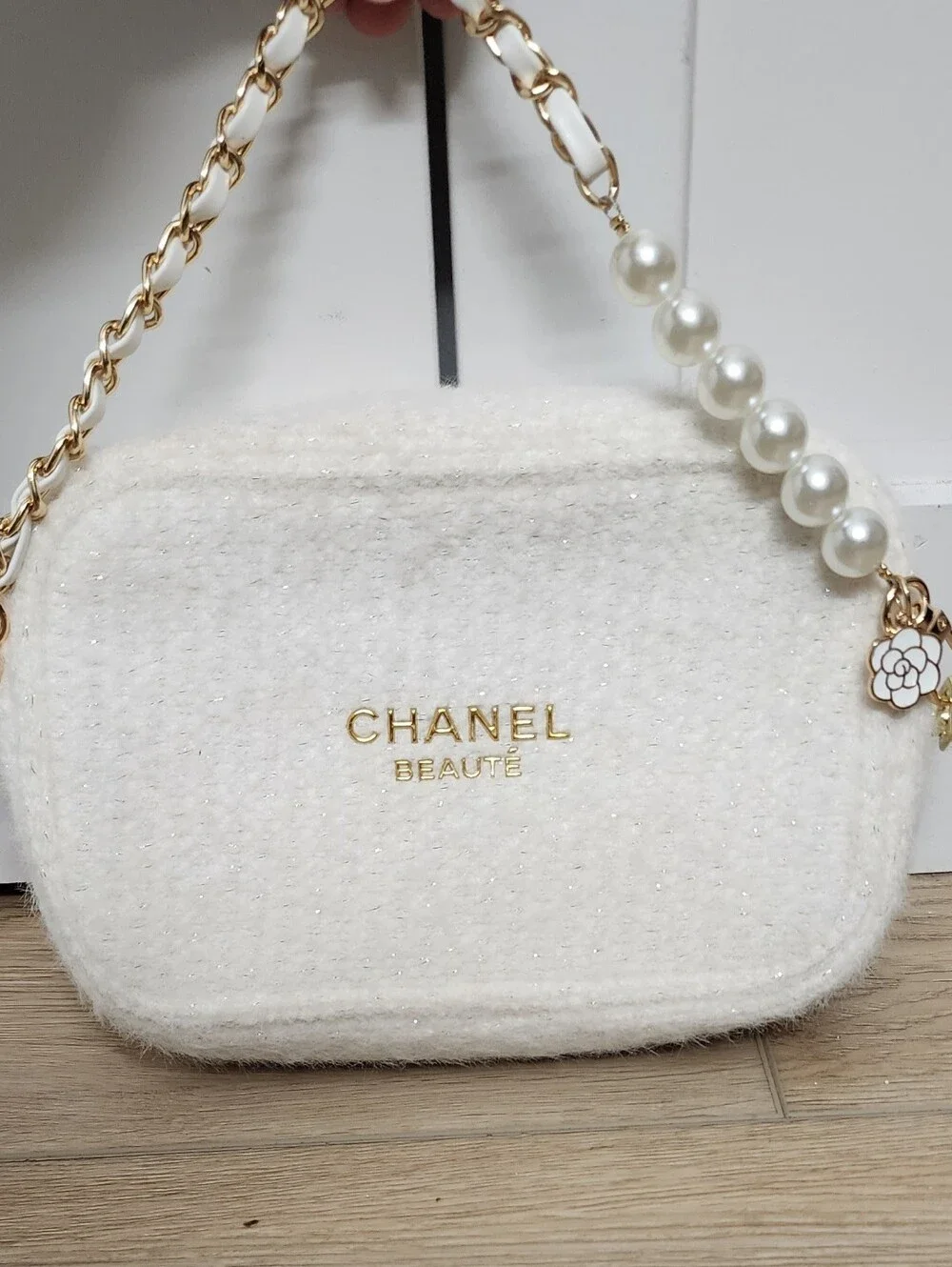 CHANEL White/Cream Tweed Pearl-Embellished Shoulder Bag